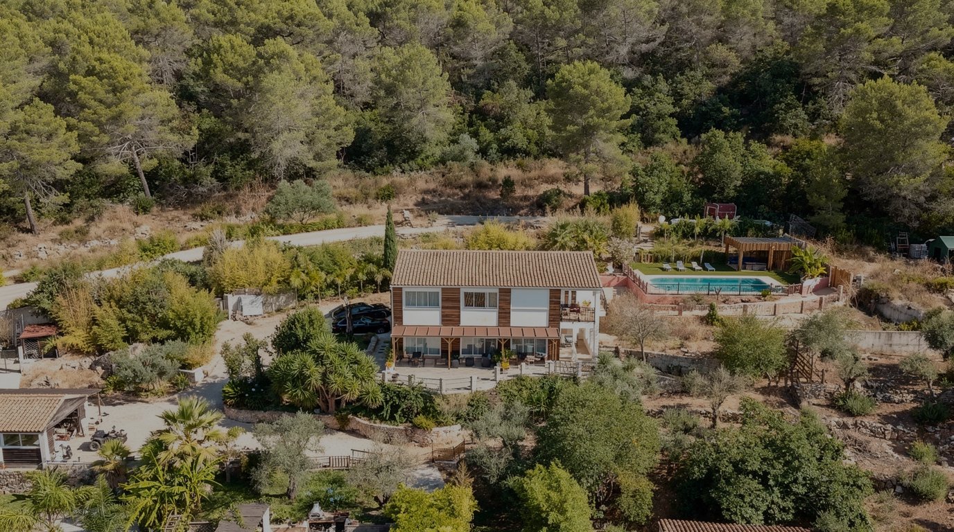 Bastide provençale du Domaine de la Brugaye face au coucher de soleil sur l'Estérel
